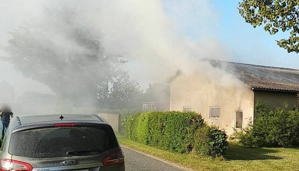 Det ryger kraftigt fra branden. Det ryger kraftigt fra branden.