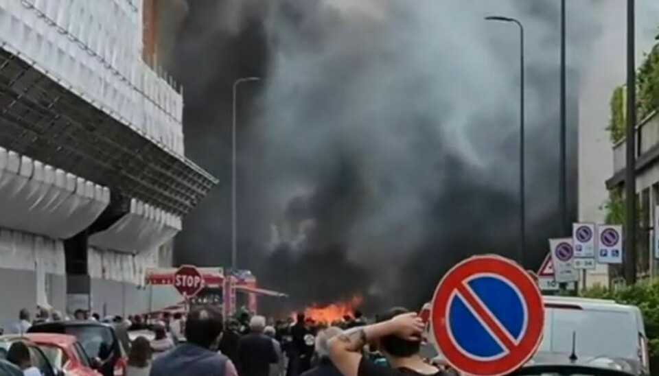 Røgen væltede op efter den voldsomme eksplosion i det centrale Milano.