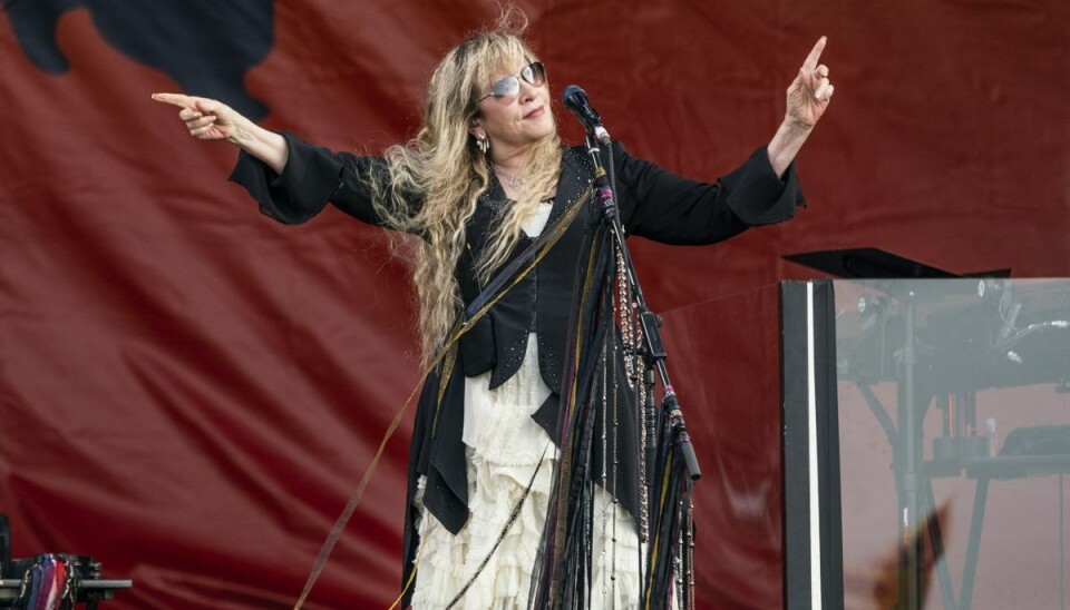 Stevie Nicks har flere gange optrådt i Danmark med rockbandet Fleetwood Mac. Senest var i 2013 i Jyske Bank Boxen i Herning. På billedet ses hun optræde til en jazzfestival i New Orleans i maj 2022. Stevie Nicks har flere gange optrådt i Danmark med rockbandet Fleetwood Mac. Senest var i 2013 i Jyske Bank Boxen i Herning. På billedet ses hun optræde til en jazzfestival i New Orleans i maj 2022.
