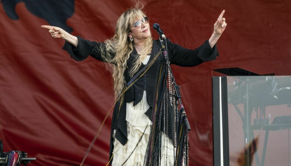 Stevie Nicks har flere gange optrådt i Danmark med rockbandet Fleetwood Mac. Senest var i 2013 i Jyske Bank Boxen i Herning. På billedet ses hun optræde til en jazzfestival i New Orleans i maj 2022.