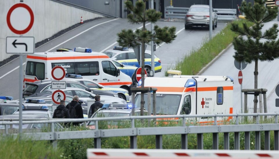 Politi og ambulancereddere er på plads på Mercedes-fabrikken i det sydvestlige Tyskland.