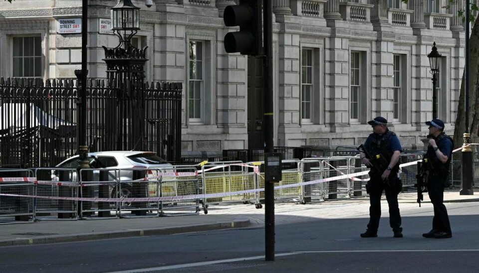 Betjente bevogter en bil, der tidligere torsdag bragede gennem porten til premierminister Rishi Sunaks embedsbolig i Downing Street 10.