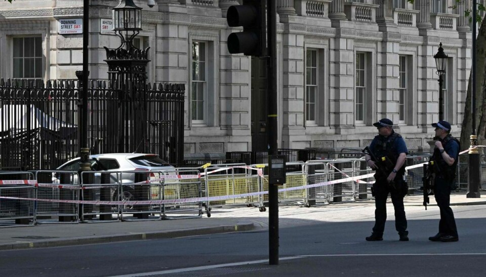 Betjente bevogter en bil, der tidligere torsdag bragede gennem porten til premierminister Rishi Sunaks embedsbolig i Downing Street 10. Betjente bevogter en bil, der tidligere torsdag bragede gennem porten til premierminister Rishi Sunaks embedsbolig i Downing Street 10.