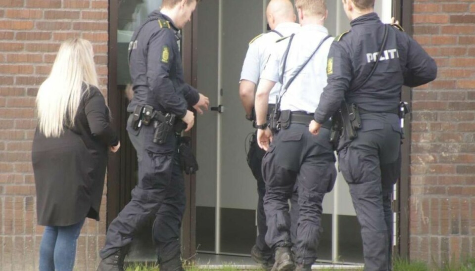 Patienter og personale bliver evakueret. Patienter og personale bliver evakueret.