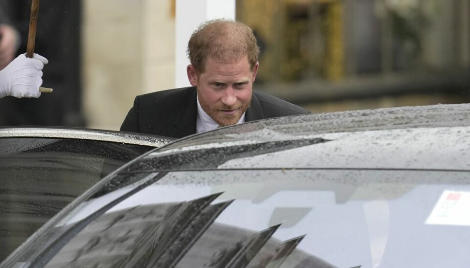 Prins Harry forlod Westminster Abbey efter kroningsceremonien i London lørdag. Ifølge tv-stationen BBC var han ikke inviteret med på balkonen efterfølgende, hvor kong Charles, dronning Camilla og deres øvrige nærmeste familie vinkede til briterne.