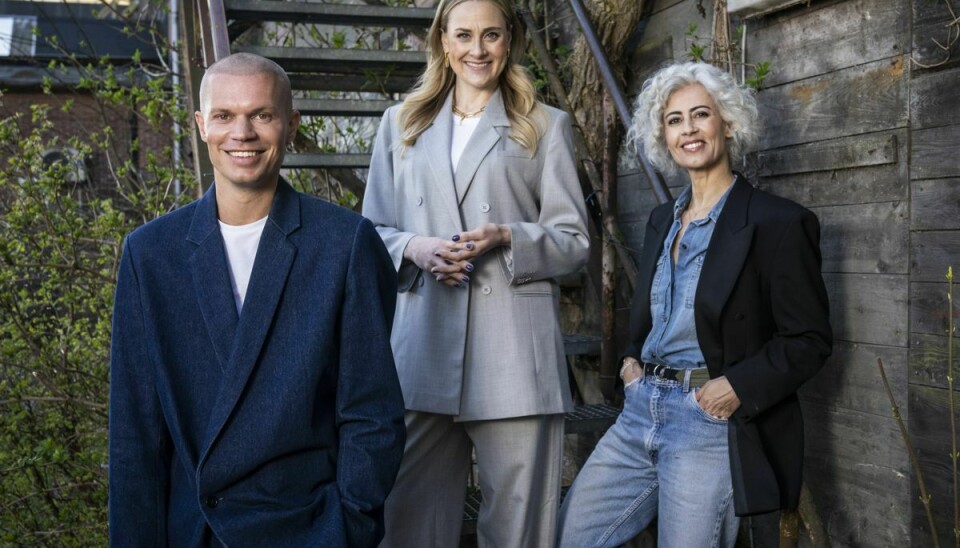 DR-profilen Mette Bluhme Rieck (i midten, red.) er vært på konkurrencekonceptet 'Danmarks næste designer', mens at Anja Camilla Alajdi og Søren Le Schmidt agerer både dommere og mentorer for de spirende designere. (PR-foto).