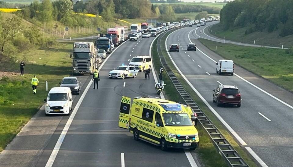 Trafikken ledes forbi ulykkesstedet i nødsporet. Trafikken ledes forbi ulykkesstedet i nødsporet.