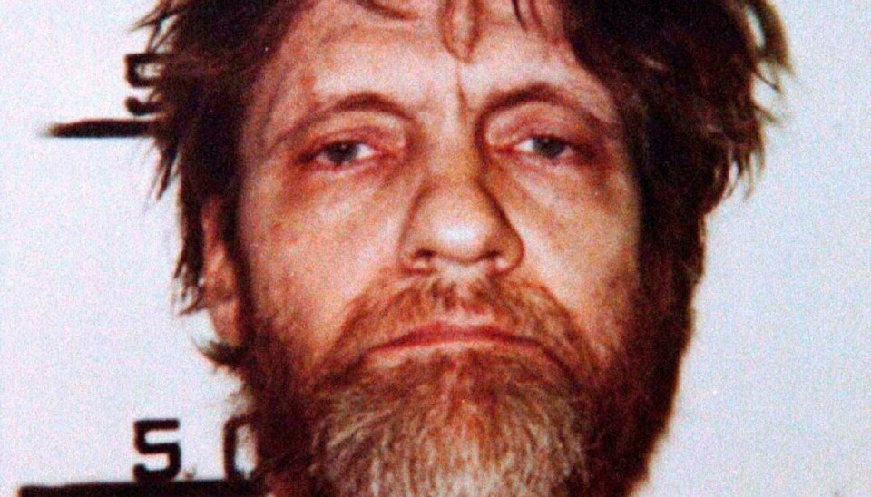 Matematikprofessor Ted Kaczynski var uddannet på det berømte universitet Harvard. Men han levede som eneboer i en hytte i Montana. Det var herfra, at han terroriserede det meste af USA i 17 år ved at sende hjemmelavede bomber. Han forklarede senere, at målet var at bekæmpe moderne teknologi, der skader mennesker. Matematikprofessor Ted Kaczynski var uddannet på det berømte universitet Harvard. Men han levede som eneboer i en hytte i Montana. Det var herfra, at han terroriserede det meste af USA i 17 år ved at sende hjemmelavede bomber. Han forklarede senere, at målet var at bekæmpe moderne teknologi, der skader mennesker.