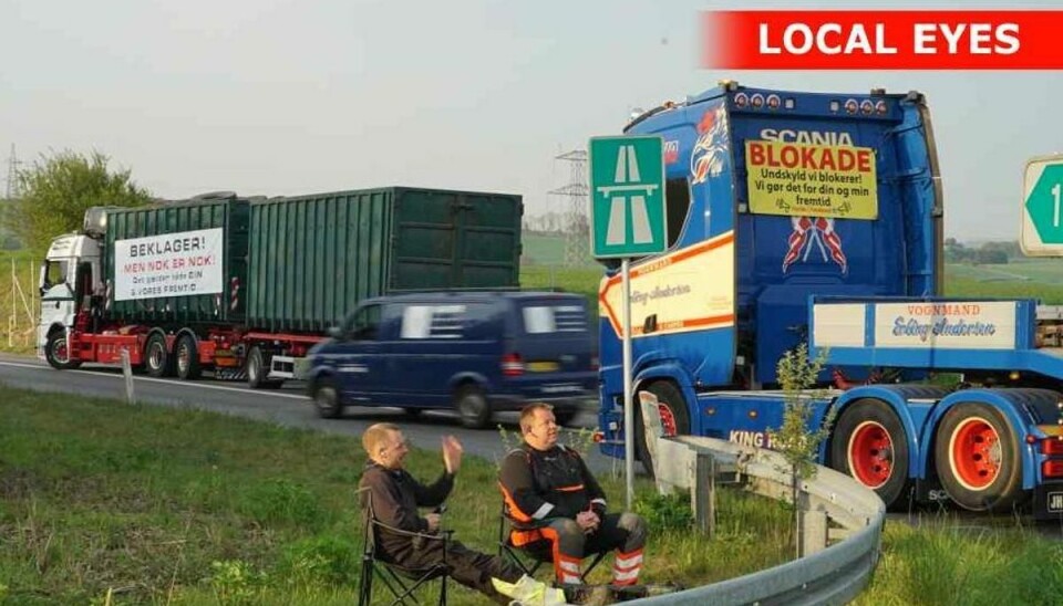 To lastbilchauffører sidder og hygger sig ved afkørsel Hadsten, mens deres lastiler blokerer trafikken. To lastbilchauffører sidder og hygger sig ved afkørsel Hadsten, mens deres lastiler blokerer trafikken.