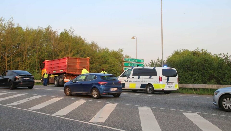 Der blokeres for trafikanter på Skærbækvek ved Taulov, så de ikke kan køre på motorvejen. Der blokeres for trafikanter på Skærbækvek ved Taulov, så de ikke kan køre på motorvejen.