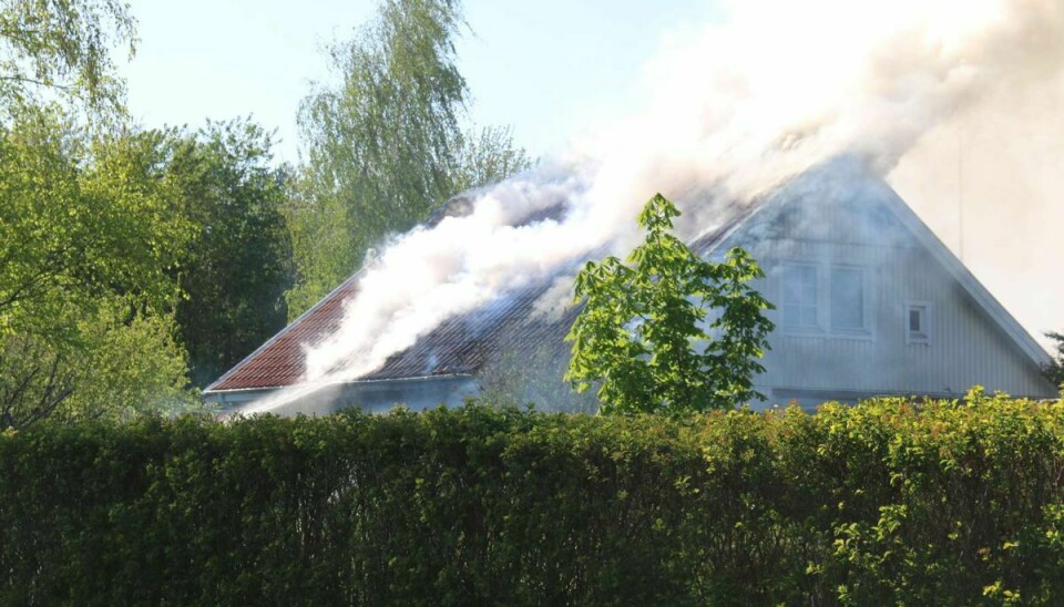 Branden udvikler en del røg, oplyser Nordsjællands Politi.