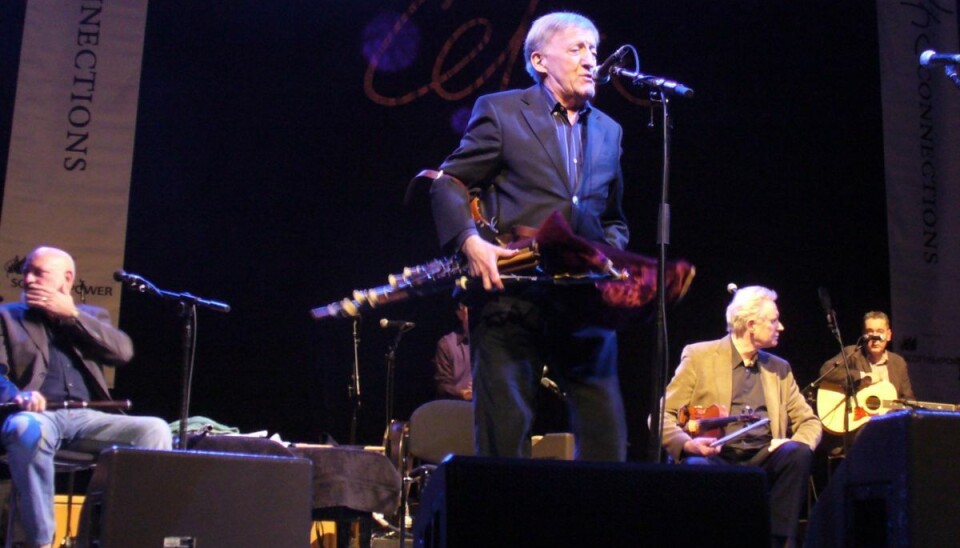 The Chieftains ses ses her med forsanger Paddy Moloney i front. Seán Keane ses som nummer to fra højre. The Chieftains ses ses her med forsanger Paddy Moloney i front. Seán Keane ses som nummer to fra højre.