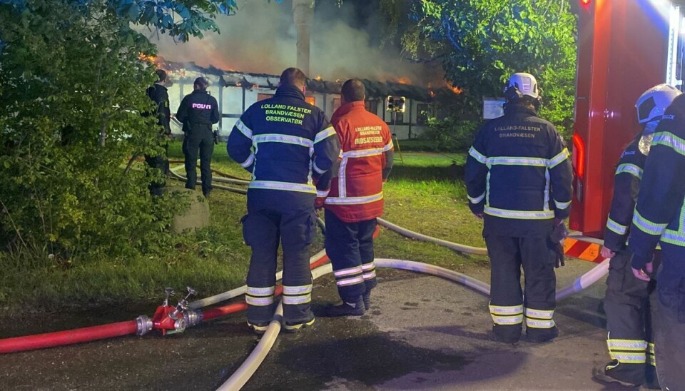 Brandfolkene har kæmpet med at slukke branden hele natten. Brandfolkene har kæmpet med at slukke branden hele natten.