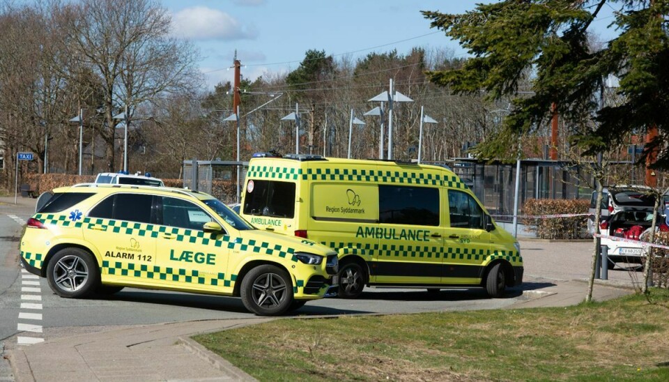 Både en akutbil og en ambulance blev sendt til den hårdt kvæstede cyklist. (Arkivfoto)