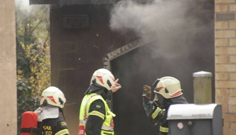 En mand lå fastklemt under en bil, mens værkstedet stod i brand. En mand lå fastklemt under en bil, mens værkstedet stod i brand.