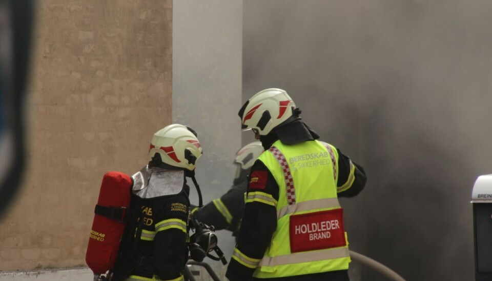Det lykkedes manden at komme fri ved egen hjælp. Det lykkedes manden at komme fri ved egen hjælp.