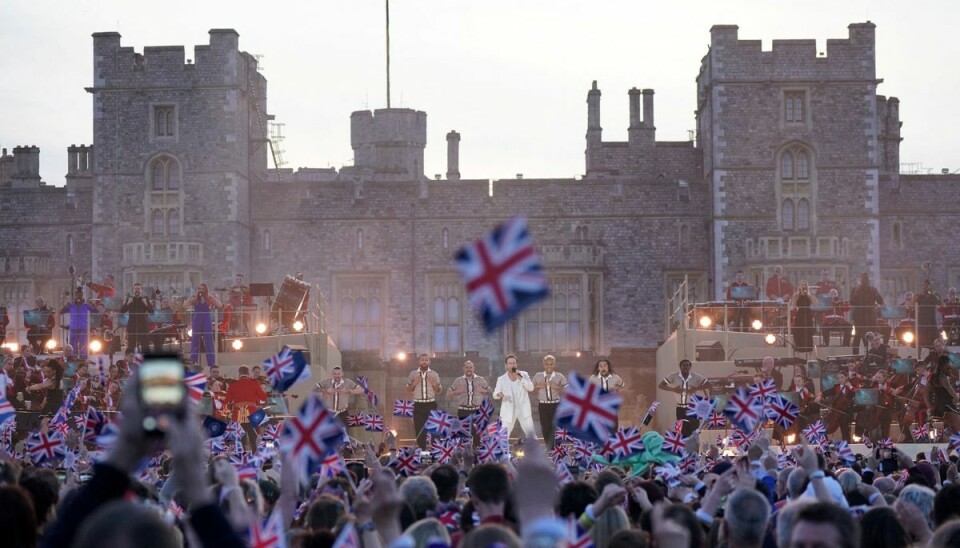 Den britiske sanger Olly Murs spillede op til dans, da han som den første af en lang række kunstnere åbnede scenen ved søndags kroningskoncert foran Windsor Castle.