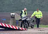 Betjente bringer motorcyklen op på ladvognen, så den kan komme til nærmere undersøgelse.