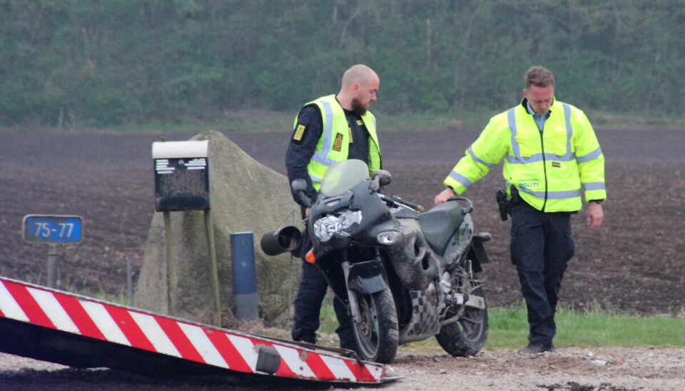 Betjente bringer motorcyklen op på ladvognen, så den kan komme til nærmere undersøgelse.