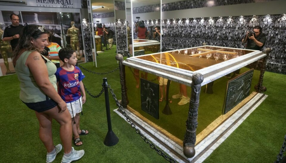 Fans besøger Pelés grav i Santos i Brasilien, som nu er åben for offentligheden.
