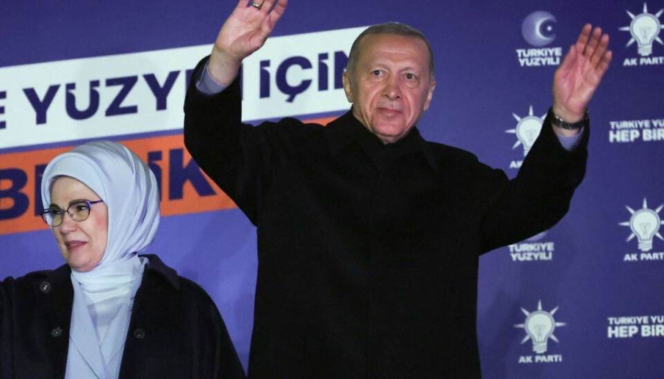 Den tyrkiske præsident, Recep Tayyip Erdogan, ledsaget af sin hustru, Ermine Erdogan, vinker til tilhængere i regeringspartiets partihovedkvarter. Erdogans succesfortællinger er med årene blevet indskrænket. Han står i stedet med to store kriser, en trængt økonomi og jordskælvskatastrofen i februar Den tyrkiske præsident, Recep Tayyip Erdogan, ledsaget af sin hustru, Ermine Erdogan, vinker til tilhængere i regeringspartiets partihovedkvarter. Erdogans succesfortællinger er med årene blevet indskrænket. Han står i stedet med to store kriser, en trængt økonomi og jordskælvskatastrofen i februar