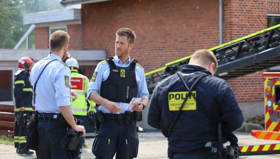 Både politi og brandvæsen til stede. Brandvæsenet fik anmeldelsen klokken 13.30. Både politi og brandvæsen til stede. Brandvæsenet fik anmeldelsen klokken 13.30.
