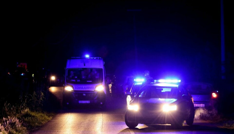 En ambulance forlader gerningsstedet efter skyderi i Serbien nær byen Mladenovac.