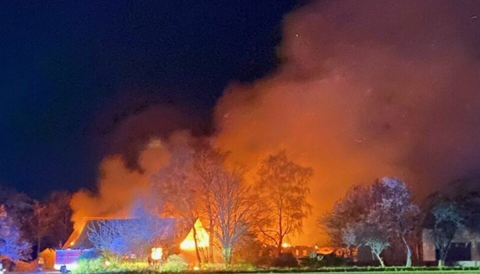 Gården i kæmpe flammer. Gården i kæmpe flammer.