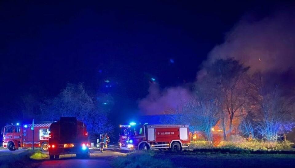 Brandfolkene kæmper med at slukke den voldsomme brand. Brandfolkene kæmper med at slukke den voldsomme brand.