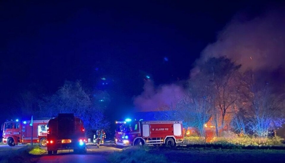 Brandfolkene kæmper med at slukke den voldsomme brand.