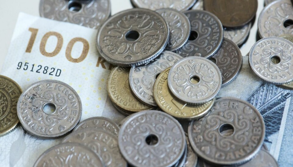 Mange konfirmander modtager kontanter i gave. Ann Lehmann Erichsen anbefaler, at man tager med den unge i banken og sætter dem ind. Banken kan nemlig stille spørgsmål til det store kontantbeløb. (Arkivfoto). Mange konfirmander modtager kontanter i gave. Ann Lehmann Erichsen anbefaler, at man tager med den unge i banken og sætter dem ind. Banken kan nemlig stille spørgsmål til det store kontantbeløb. (Arkivfoto).