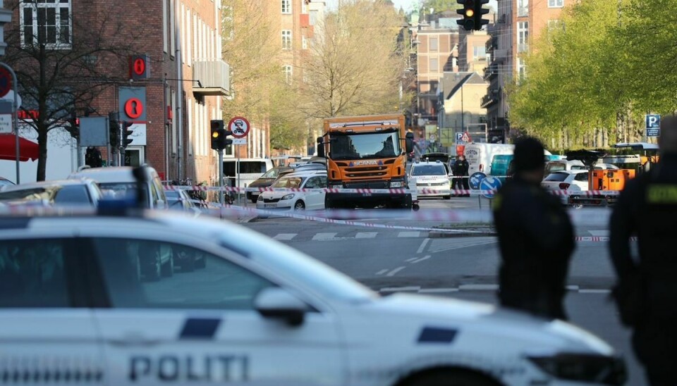 Københavns Politi havde tirsdag morgen spærret et stort område af på Vesterbro efter en mand er fundet død. Politiet betegner det som et 'mistænkeligt dødsfald' og undersøger sagen nærmere.