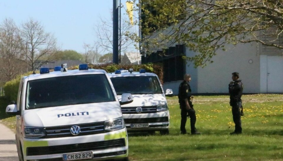 Politiet vil ikke oplyse, hvorfor de er til stede på skolen.