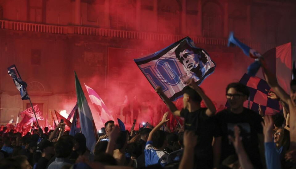 Folk danser, syger og vifter med flag i Napolis gader, men der er også meldinger om, at flere personer er sårede. En person har mistet livet i den italienske fodboldfest. Folk danser, syger og vifter med flag i Napolis gader, men der er også meldinger om, at flere personer er sårede. En person har mistet livet i den italienske fodboldfest.