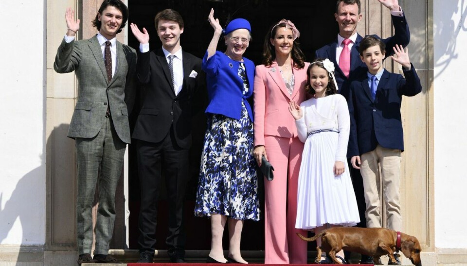 Grev Henrik med sin farmor, dronning Margrethe, sine forældre, prins Joachim og prinsesse Marie, sine brødre, greverne Nikolai og Felix, og sin lillesøster, komtesse Athena. (Arkivfoto). Grev Henrik med sin farmor, dronning Margrethe, sine forældre, prins Joachim og prinsesse Marie, sine brødre, greverne Nikolai og Felix, og sin lillesøster, komtesse Athena. (Arkivfoto).