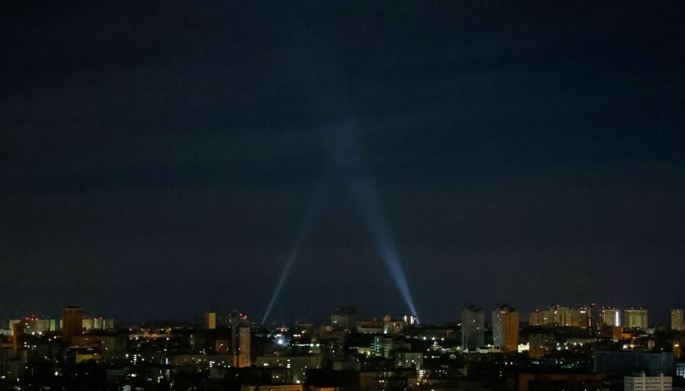 Ukrainsk forsvar bruger søgelys for at kunne lokalisere droner på himlen over hovedstaden Kyiv ved angrebet tidligt torsdag morgen. Torsdag aften er der igen nye advarsler om luftangreb. Droner er blevet set over Kyiv, og lyden af eksplosioner kan høres i byen.