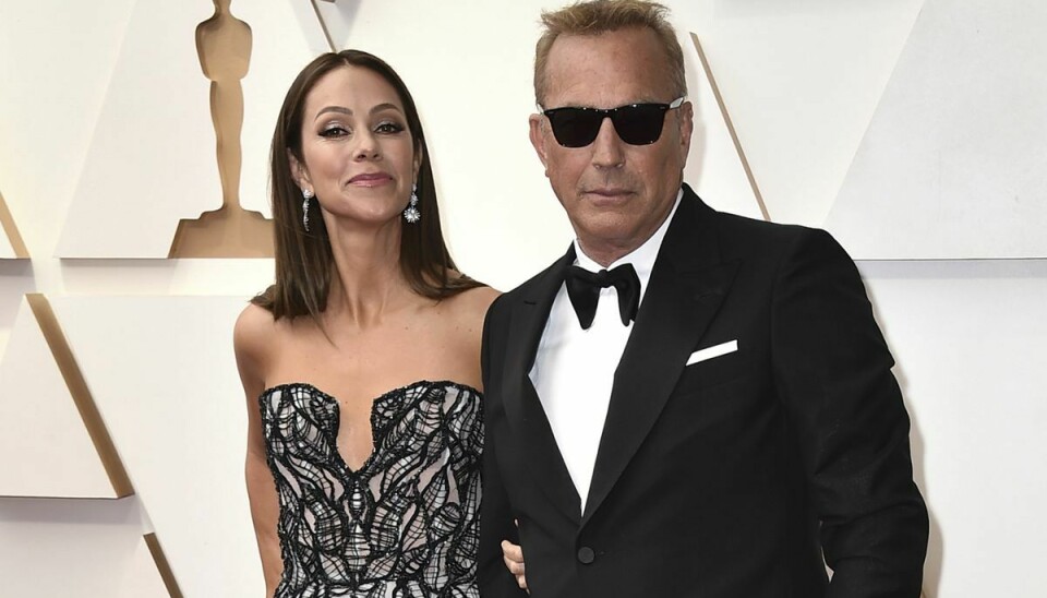 Christine Baumgartner og Kevin Costner ankommer til Oscar-uddelingen i marts 2022. (Arkivfoto)
