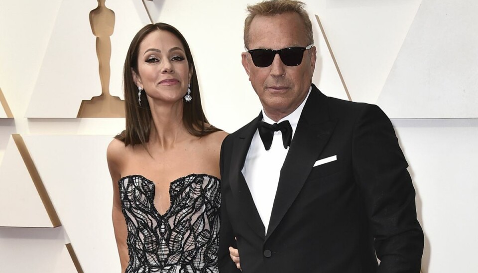 Christine Baumgartner og Kevin Costner ankommer til Oscar-uddelingen i marts 2022. (Arkivfoto) Christine Baumgartner og Kevin Costner ankommer til Oscar-uddelingen i marts 2022. (Arkivfoto)