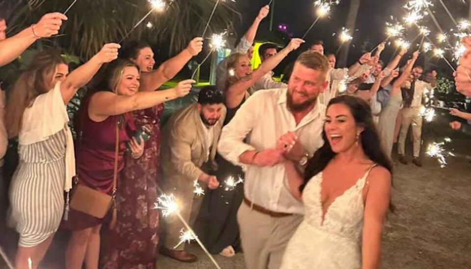Samantha 'Sam' Hutchinson og brudgommen Aric Hutchinson. De var udsat for en alvorlig ulykke, og hun er nu afgået ved døden. Samantha 'Sam' Hutchinson og brudgommen Aric Hutchinson. De var udsat for en alvorlig ulykke, og hun er nu afgået ved døden.