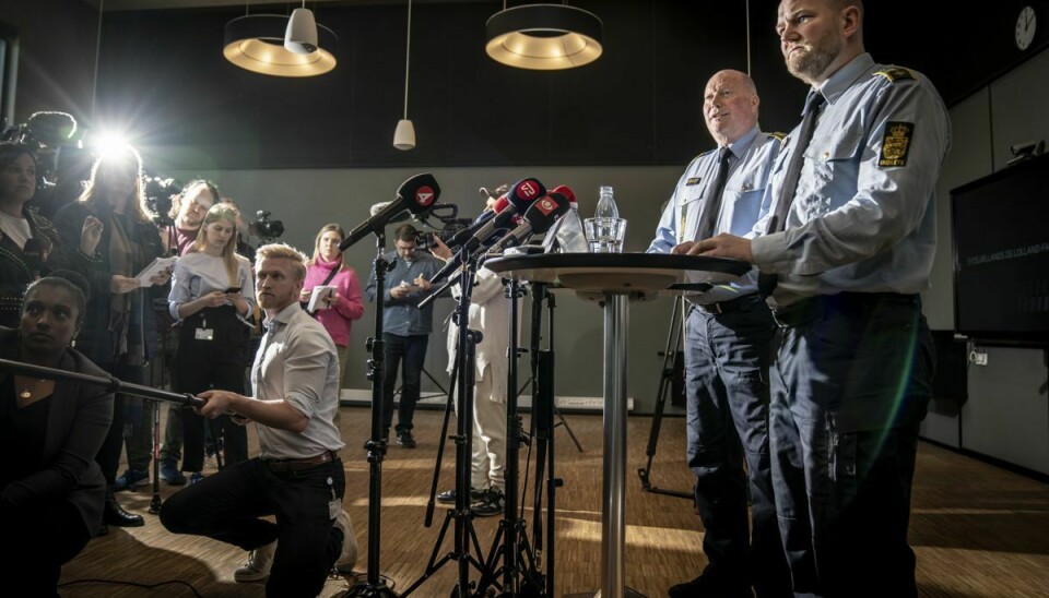Politiinspektør Kim Kliver og vicepolitiinspektør Rune Nilsson hos Sydsjællands og Lolland-Falsters Politi holder doorstep pressemøde om politiets efterforskning mod den 32-årige fængslede i sagen fra Kirkerup, på politistationen i Næstved, onsdag den 26. april 2023.