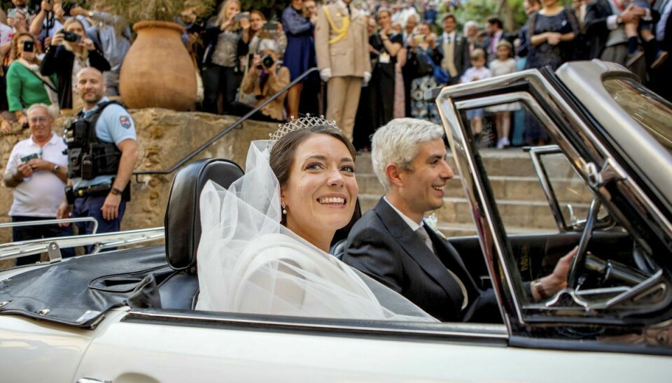 Prinsessen og hendes mand forlader kirken i åben sportsvogn og med ham bag rattet efter ceremonien.
