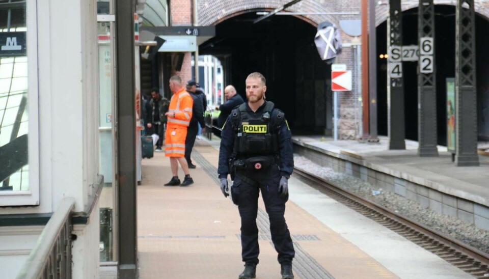 Den mistænkte er effektivt indespærret i elevatoren. Den mistænkte er effektivt indespærret i elevatoren.
