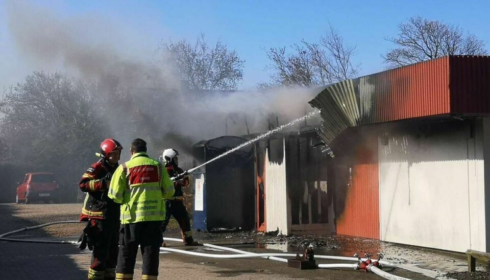 Brand raserer Røde Kors-butik.