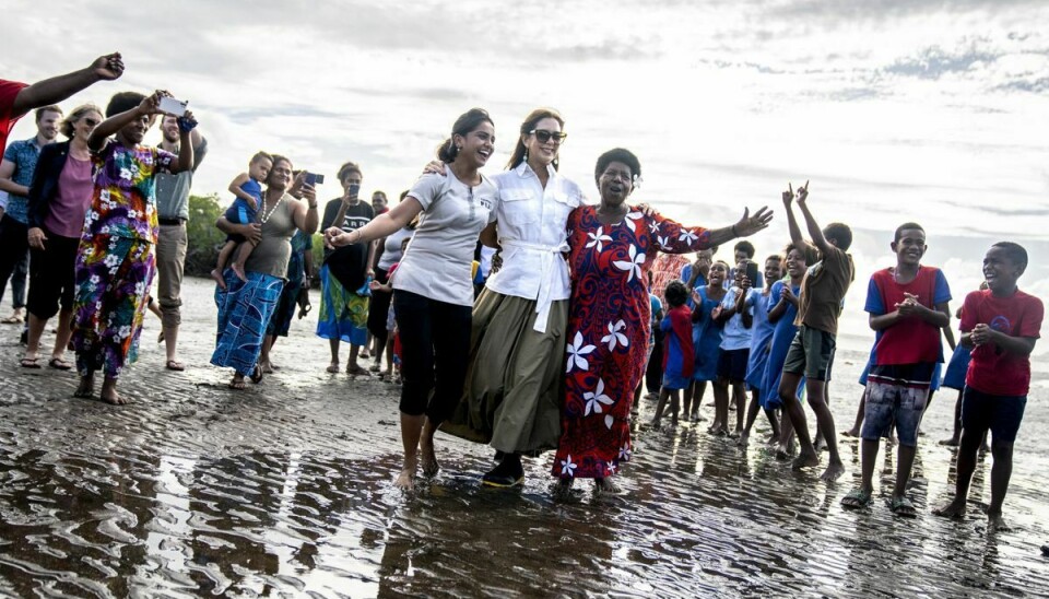 Kronprinsesse Mary dansede torsdag med lokale efter at have plantet mangrovetræer i Nadi i Fiji.
