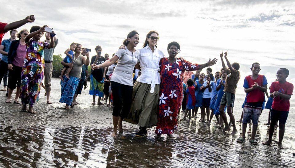 Kronprinsesse Mary dansede torsdag med lokale efter at have plantet mangrovetræer i Nadi i Fiji. Kronprinsesse Mary dansede torsdag med lokale efter at have plantet mangrovetræer i Nadi i Fiji.