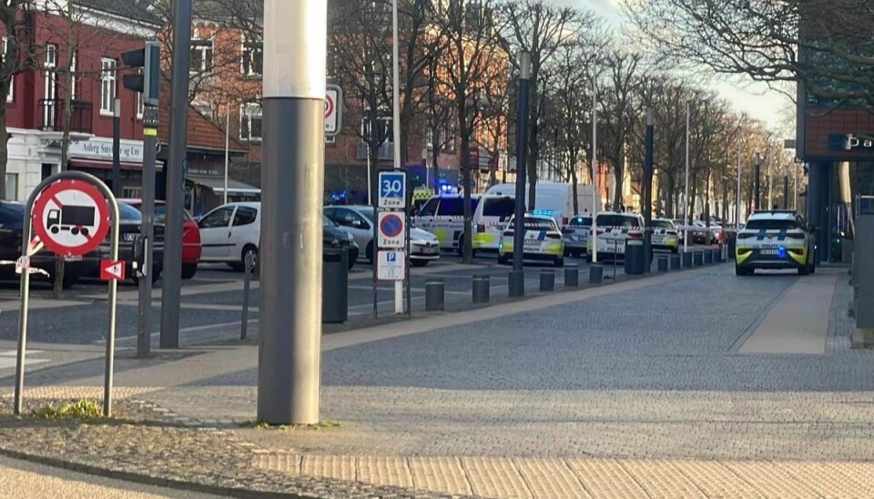 En 22-årig mand er blevet anholdt og skal i løbet af fredag i grundlovsforhør efter knivstikkeriet. En 22-årig mand er blevet anholdt og skal i løbet af fredag i grundlovsforhør efter knivstikkeriet.