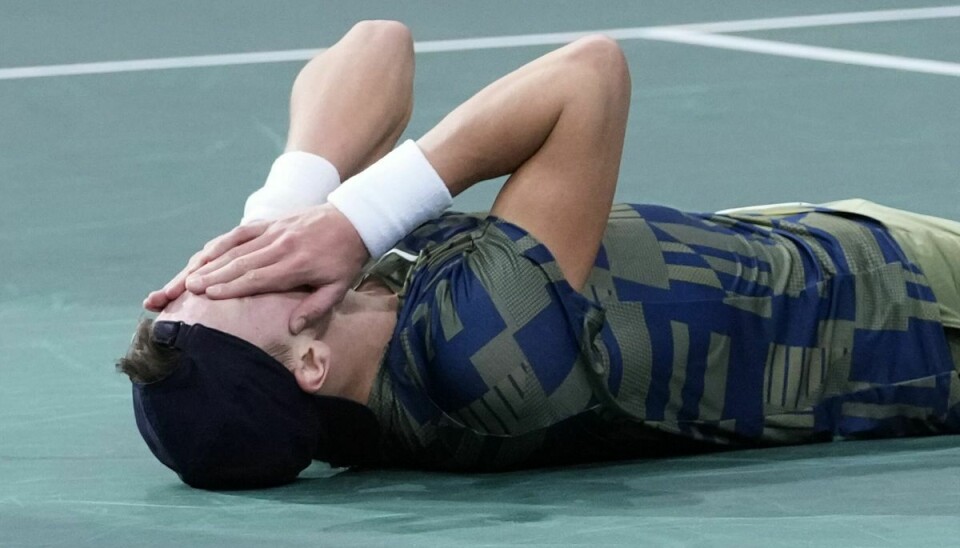 Holger Rune jubler efter at have opnået karrierens hidtil største resultat. I finalen i Paris Masters slog han Novak Djokovic. Rune fylder 20 år lørdag den 29. april. (Arkivfoto).