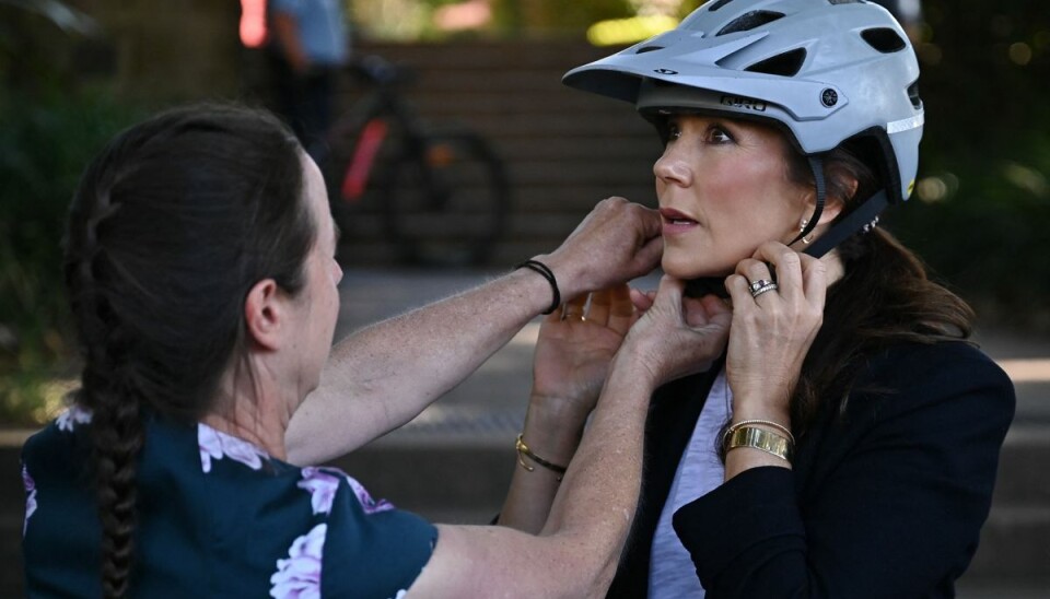 Kronprinsesse Mary forbereder sig til en cykeltur i Sydney den 28. april. Her kom en mystisk mand lidt for tæt på kronprinsessen. Der er ikke tale om personen på billedet. Kronprinsesse Mary forbereder sig til en cykeltur i Sydney den 28. april. Her kom en mystisk mand lidt for tæt på kronprinsessen. Der er ikke tale om personen på billedet.