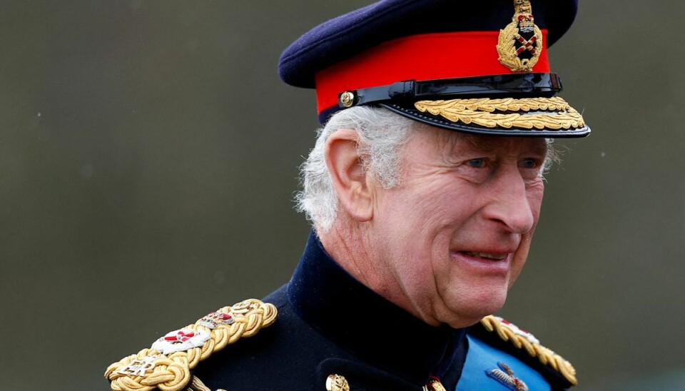 Kong Charles havde ikke helt kontrol over situationen, da han skulle finde den lyserøde knap.