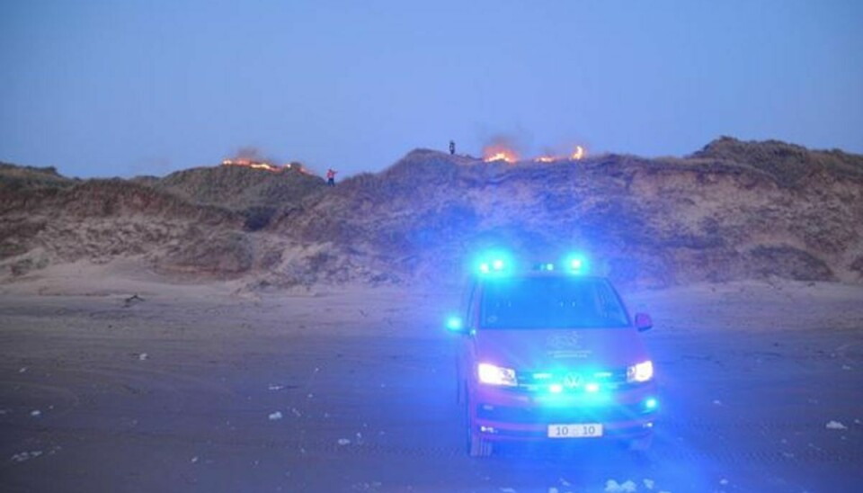 Det brænder i klitterne ved Tornby Strand i Nordjylland.